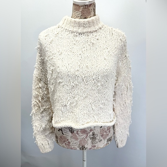 URBAN OUTFITTERS Ivory MILO Chenille distressed crop Sweater size M/L - Picture 10 of 14